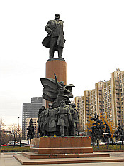 Lenin statue on Kaluzhskaya Ploshchad