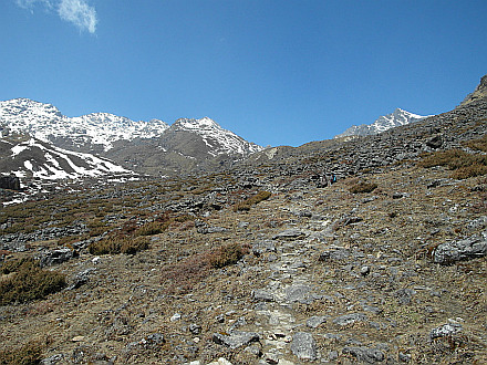 descending from the pass to Phedi